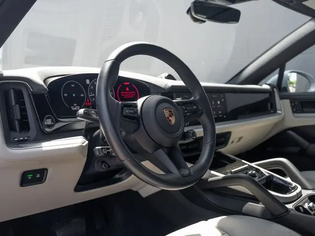 2025 Porsche Cayenne Base photo 4