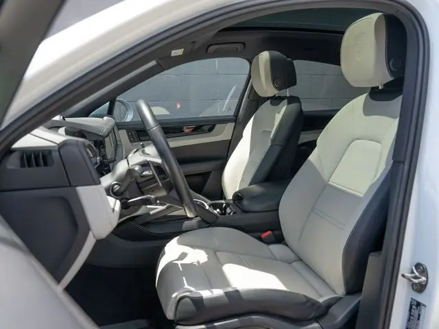 2025 Porsche Cayenne Base photo 5