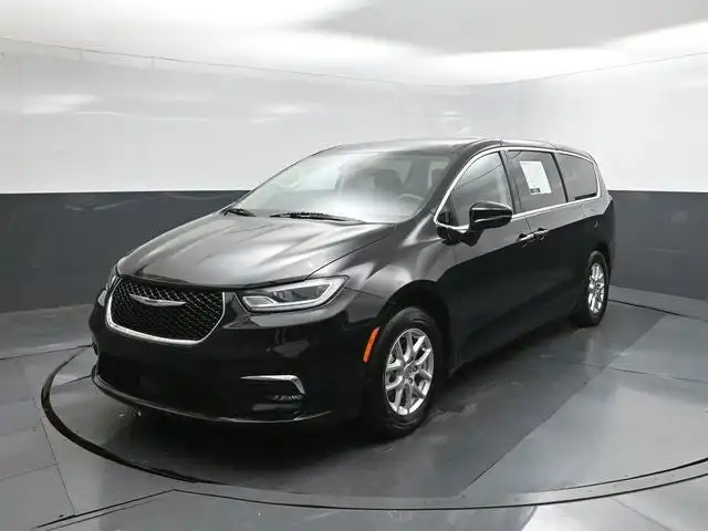 2024 Chrysler Pacifica Touring L's photo