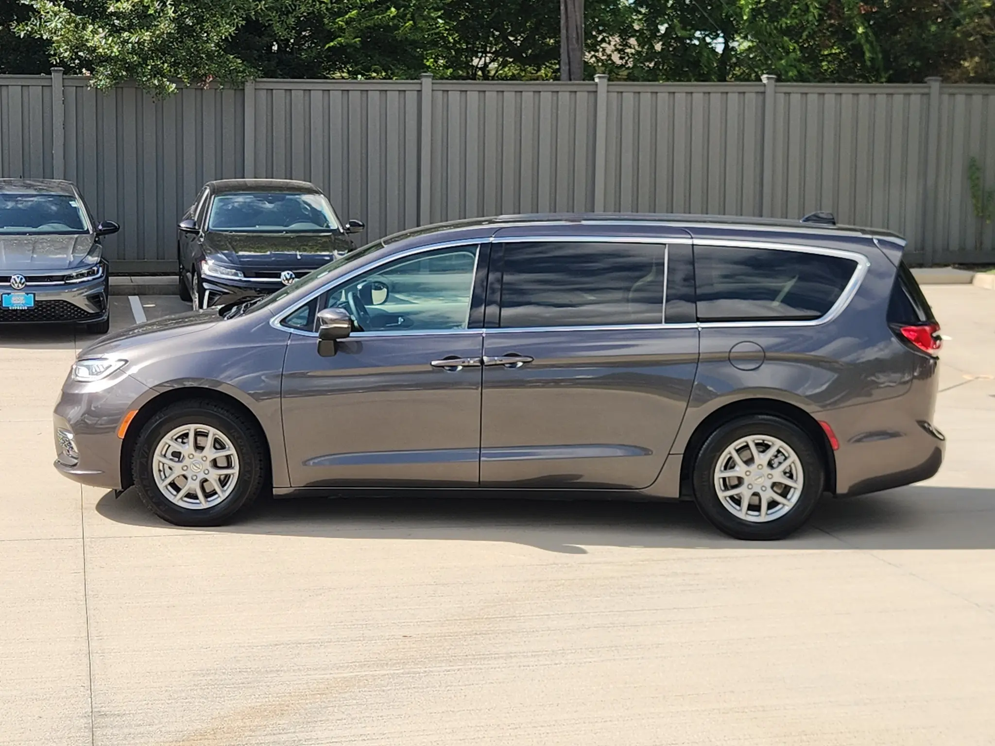2023 Chrysler Pacifica Touring L photo 4