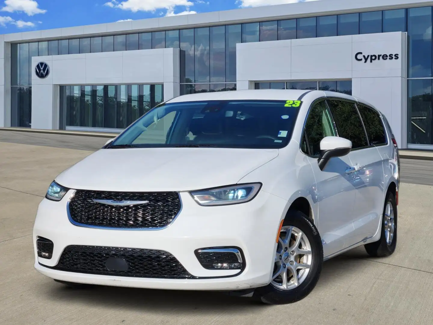 2023 Chrysler Pacifica Touring L's photo