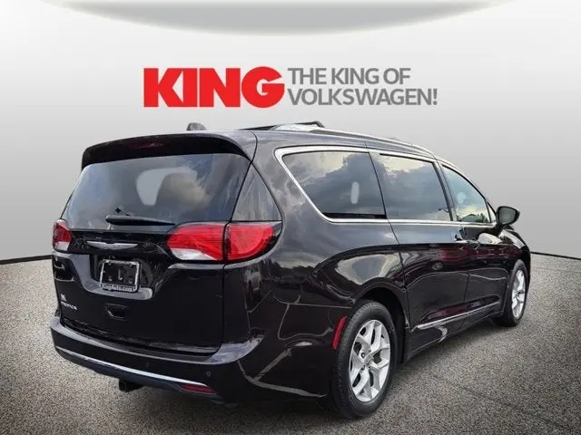 2017 Chrysler Pacifica Touring L Plus photo 3