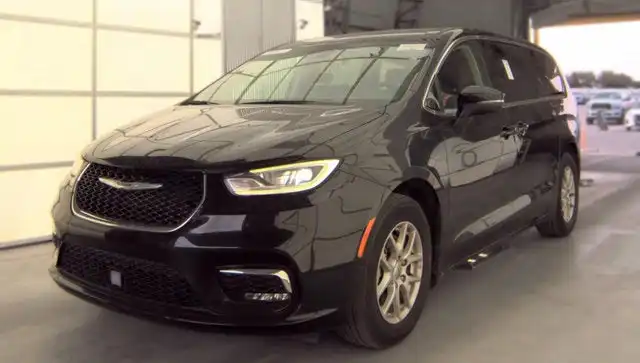 2023 Chrysler Pacifica Touring L's photo