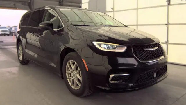 2023 Chrysler Pacifica Touring L photo 4