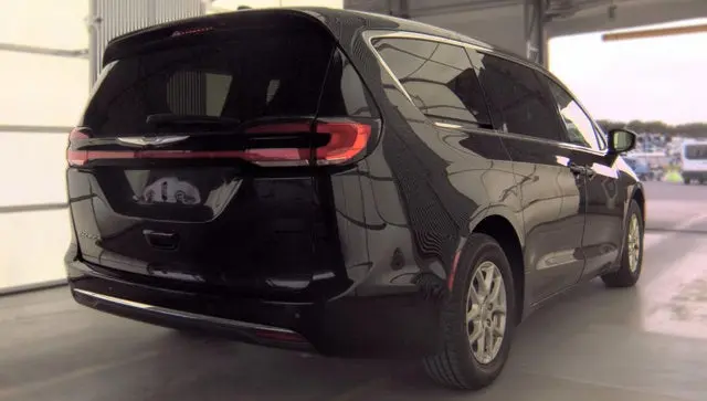 2023 Chrysler Pacifica Touring L photo 5