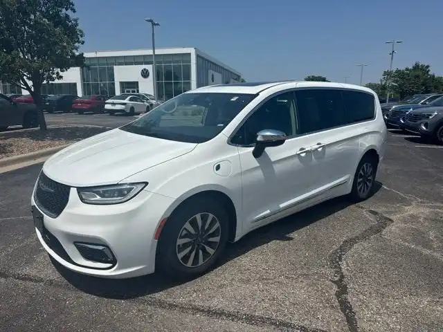 2023 Chrysler Pacifica Hybrid Limited Hybrid's photo