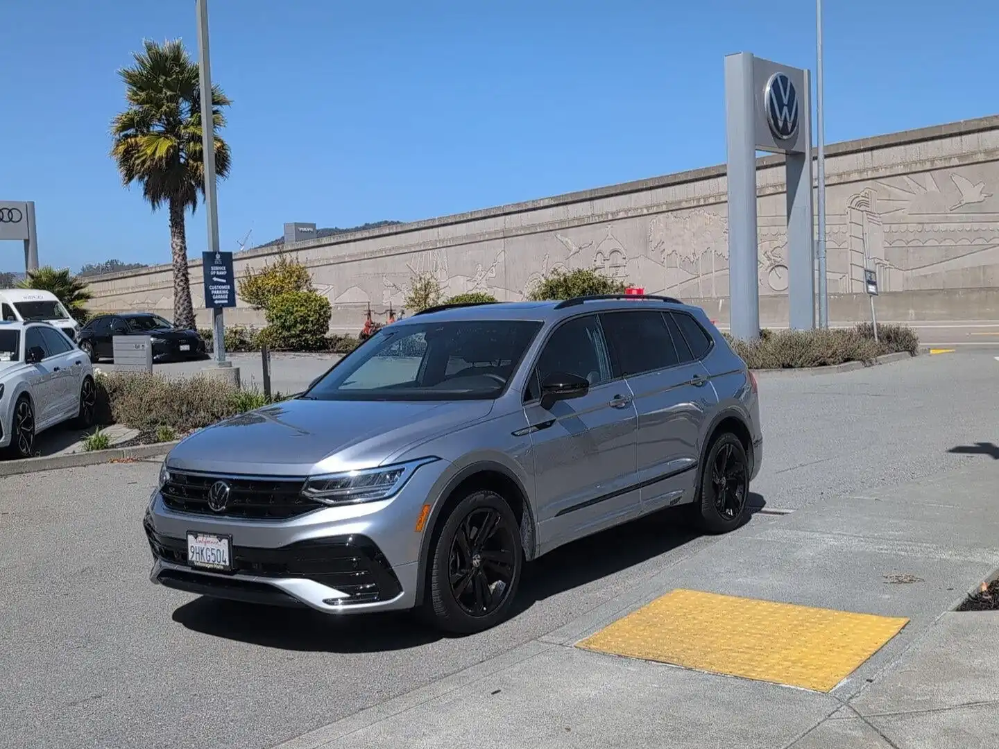 2023 Volkswagen Tiguan 2.0T SE R-Line Black 4Motion's photo