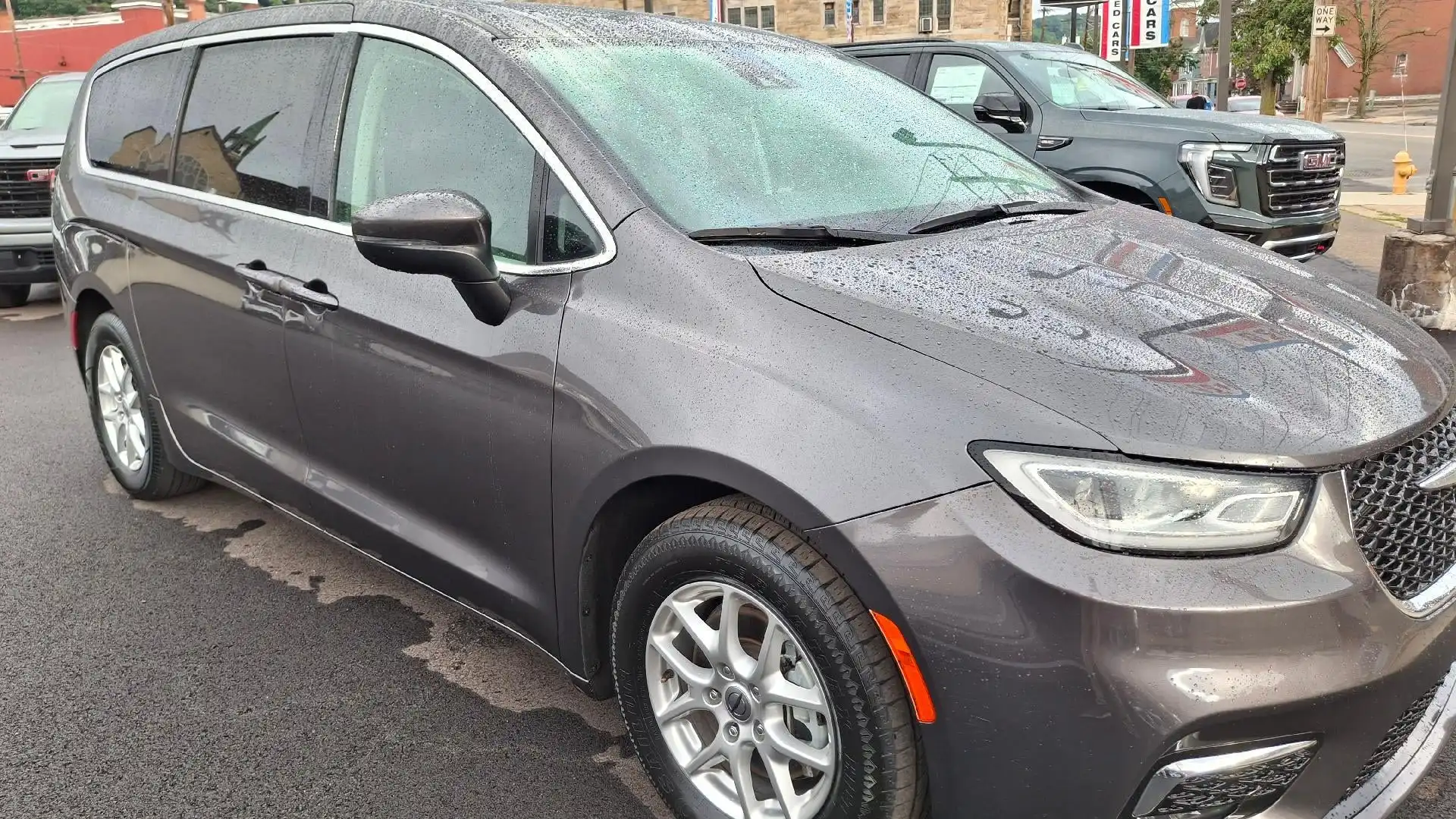 2023 Chrysler Pacifica Touring L's photo