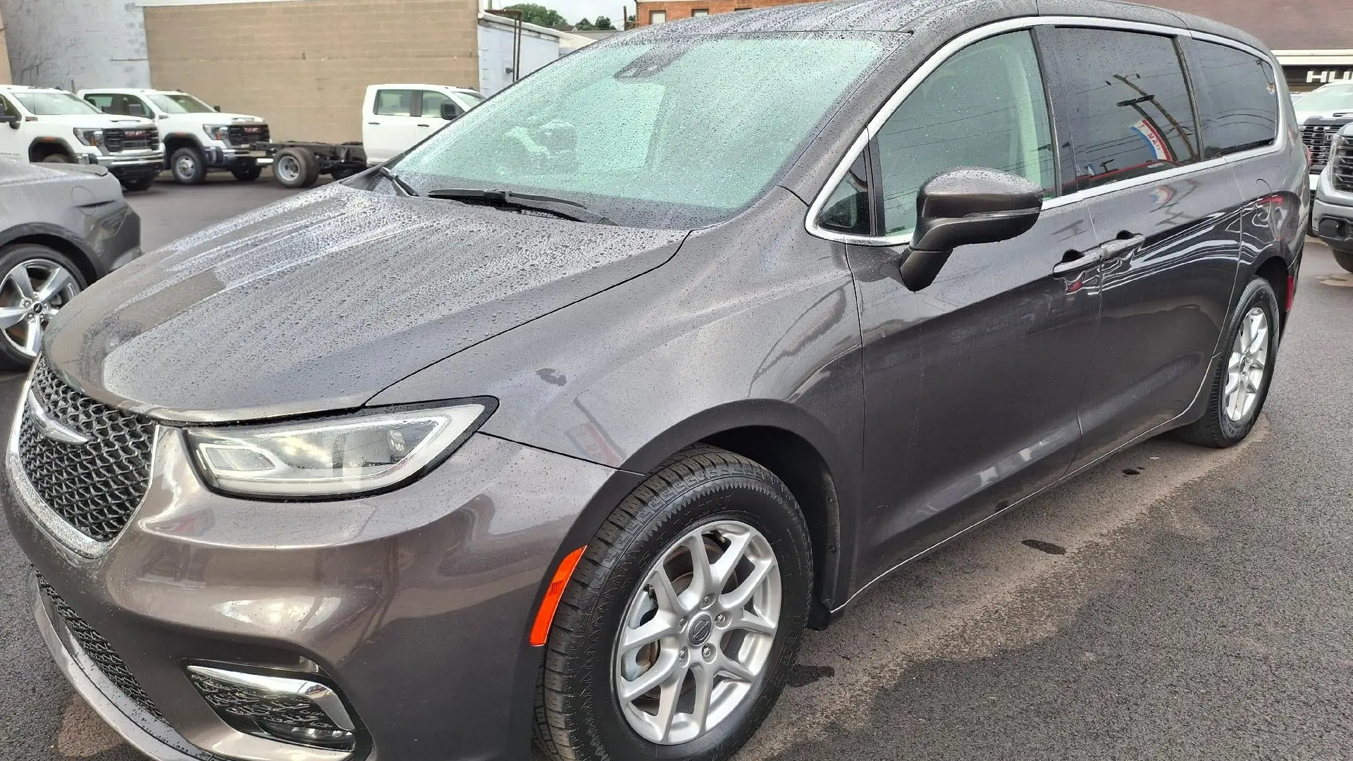 2023 Chrysler Pacifica Touring L photo 3