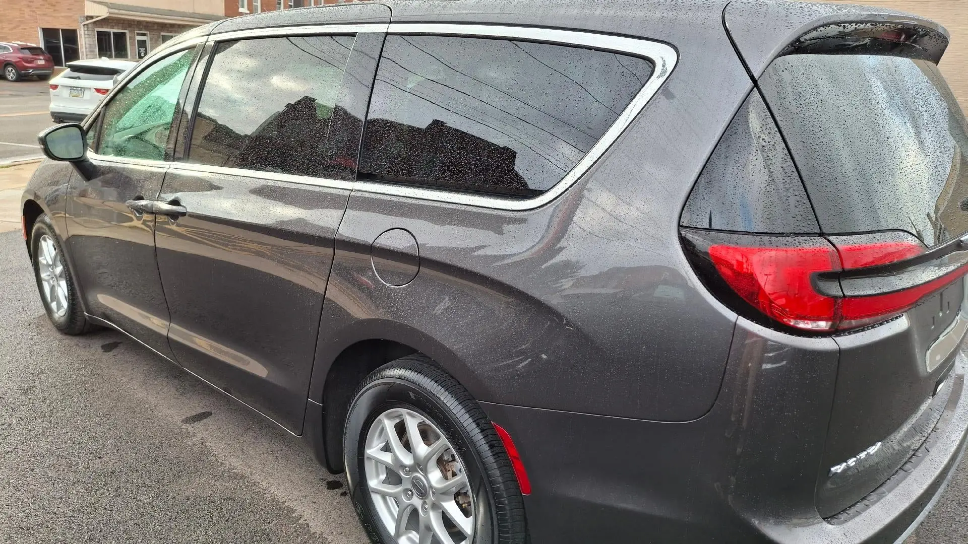 2023 Chrysler Pacifica Touring L photo 4