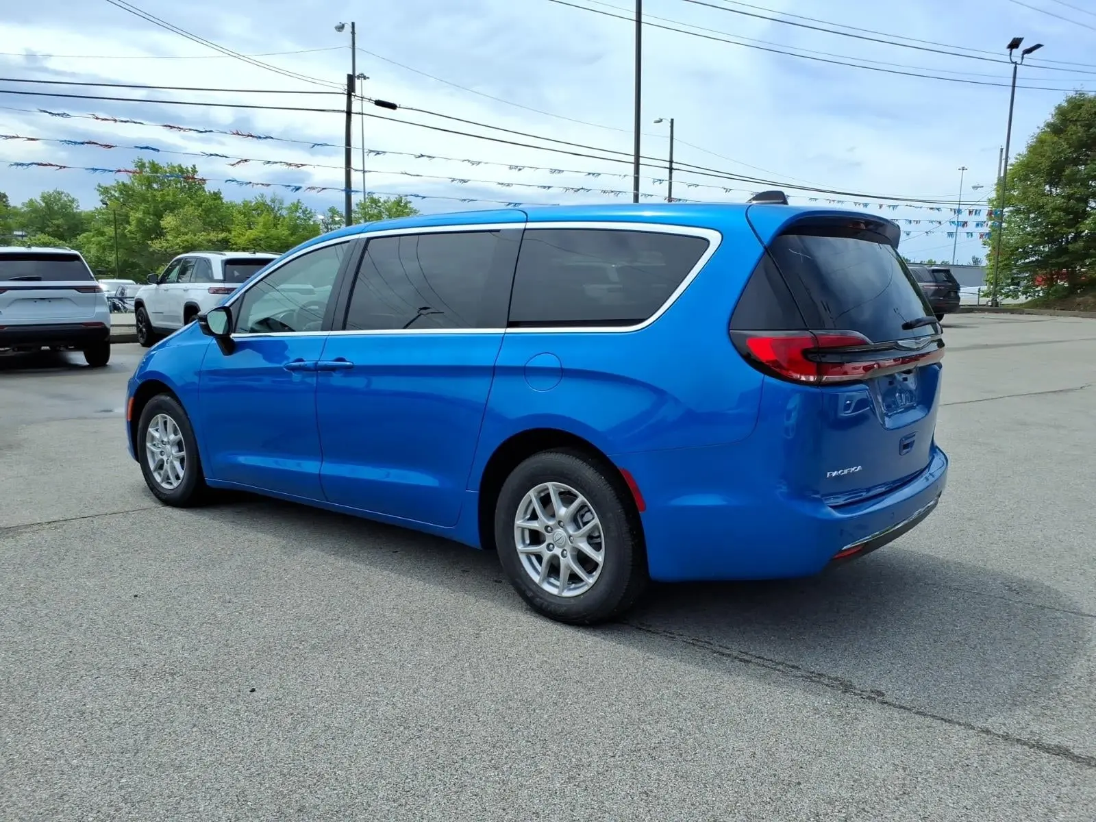 2026 Chrysler Pacifica Select photo 3