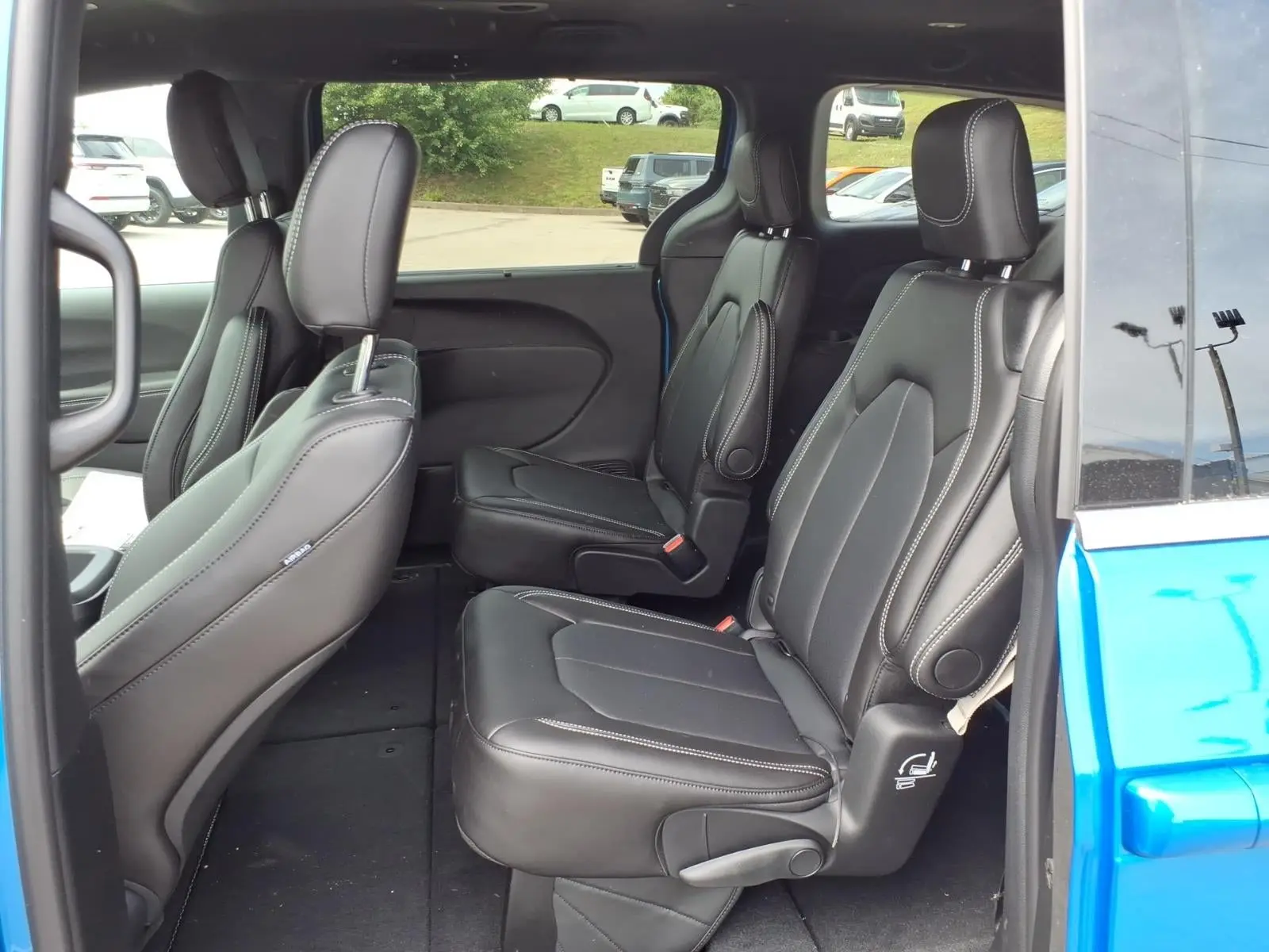 2026 Chrysler Pacifica Select photo 5