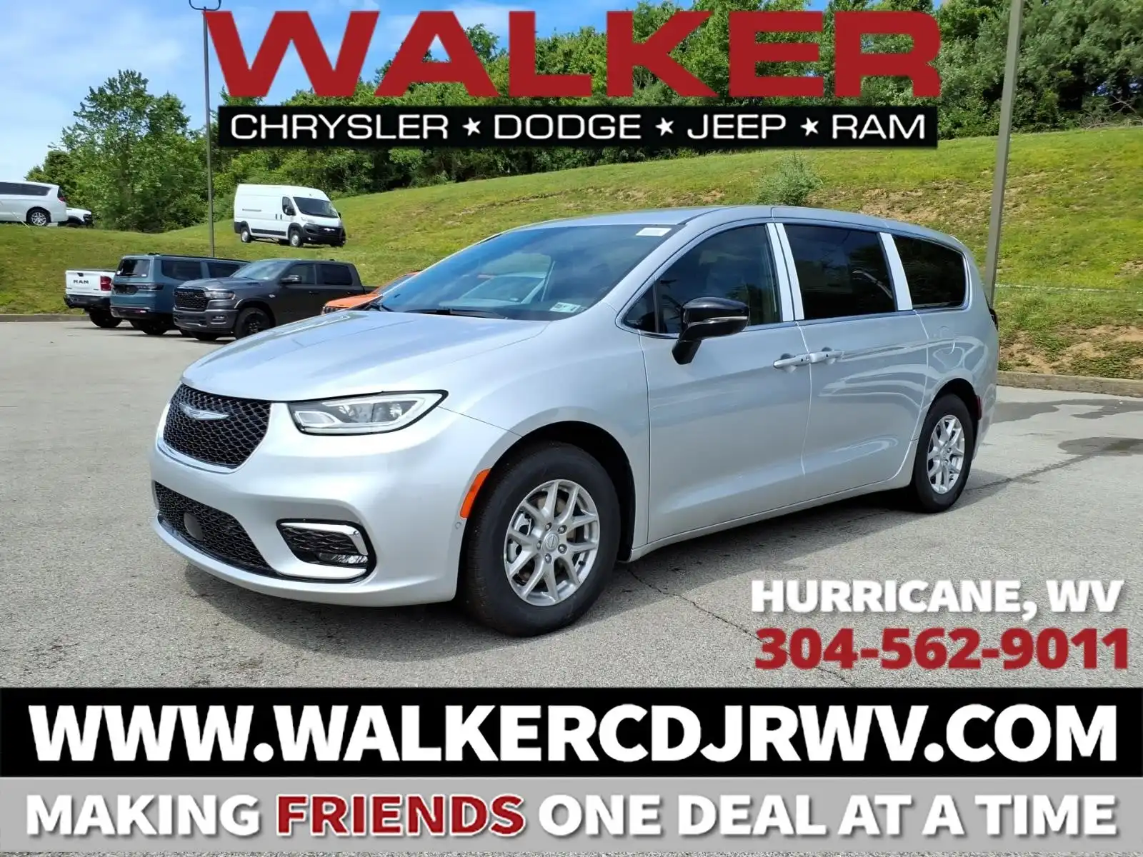 2026 Chrysler Pacifica Select's photo