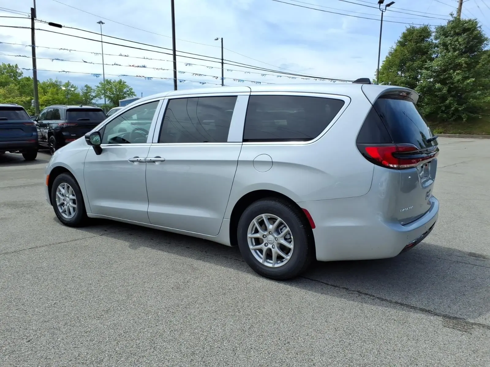 2026 Chrysler Pacifica Select photo 3