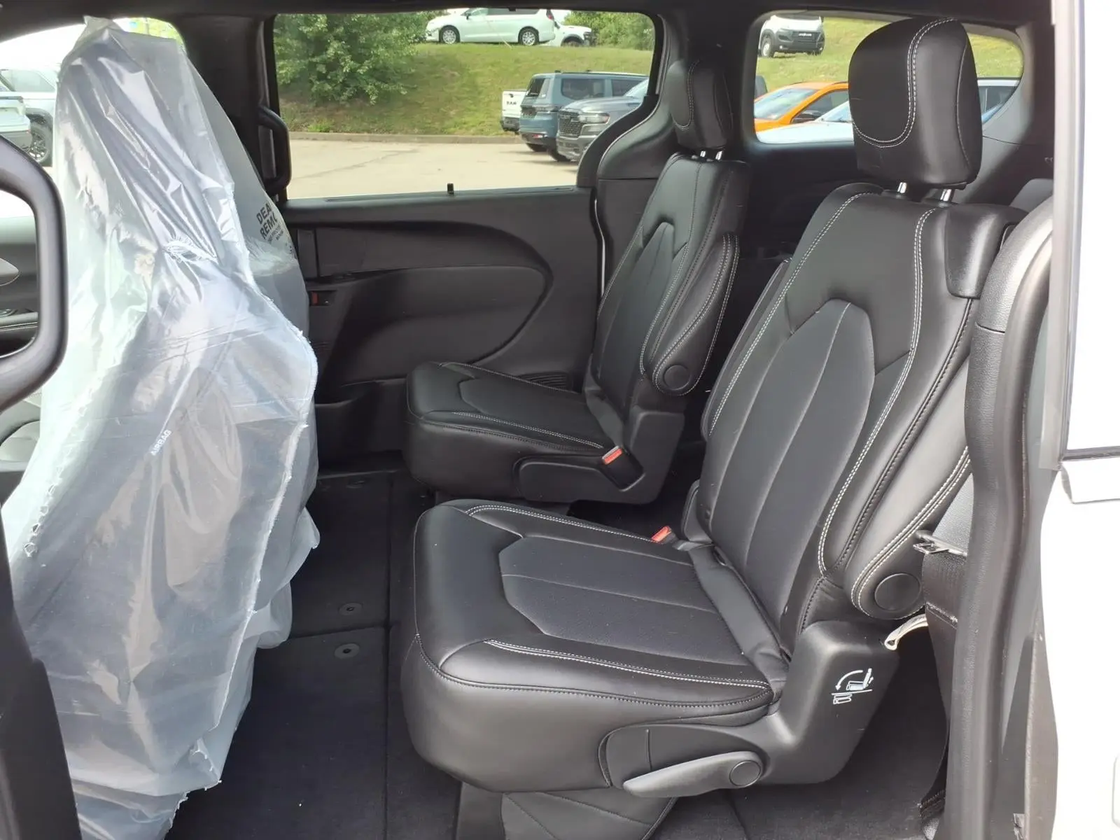 2026 Chrysler Pacifica Select photo 5