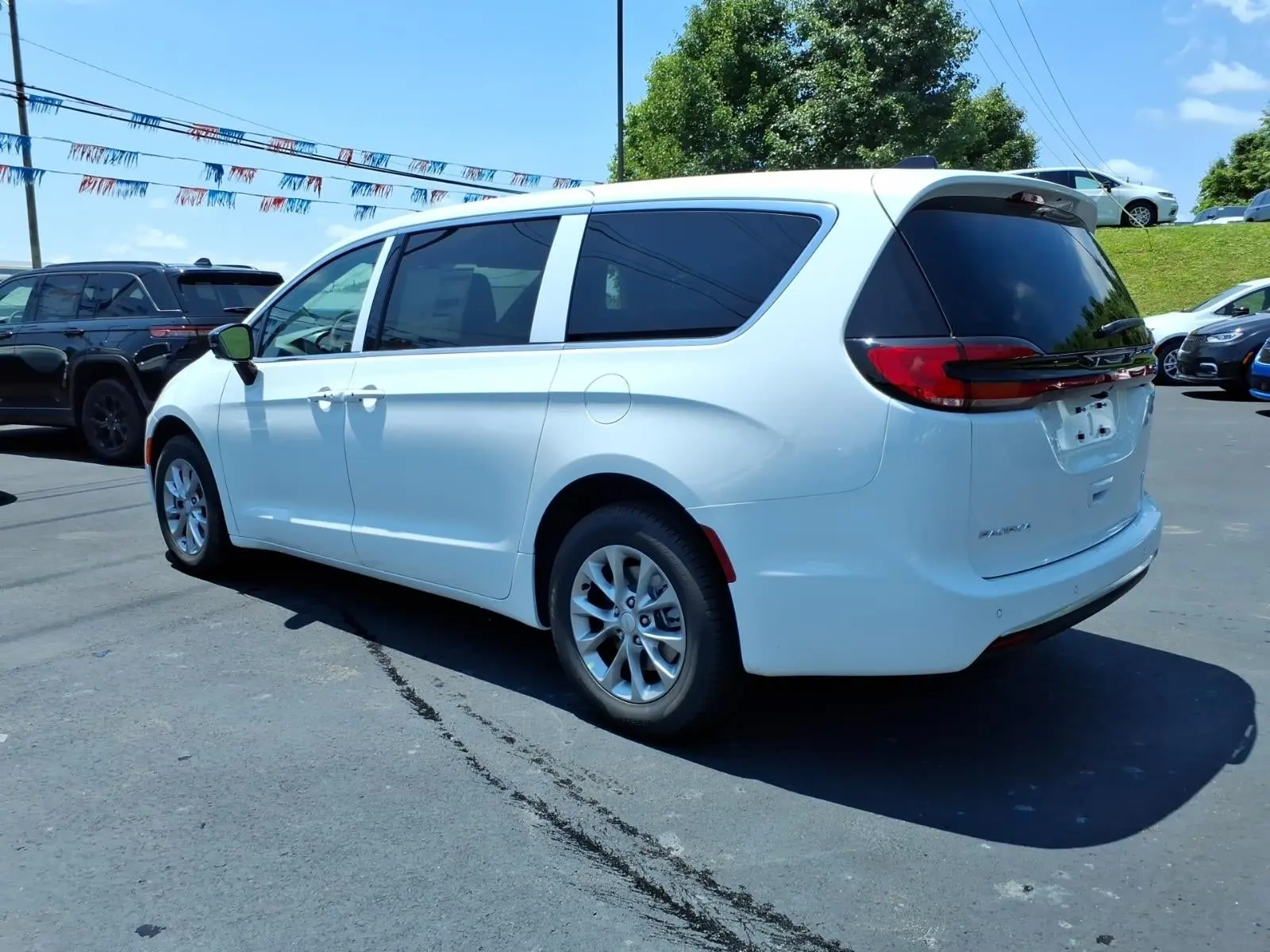 2027 Chrysler Pacifica Select AWD photo 3
