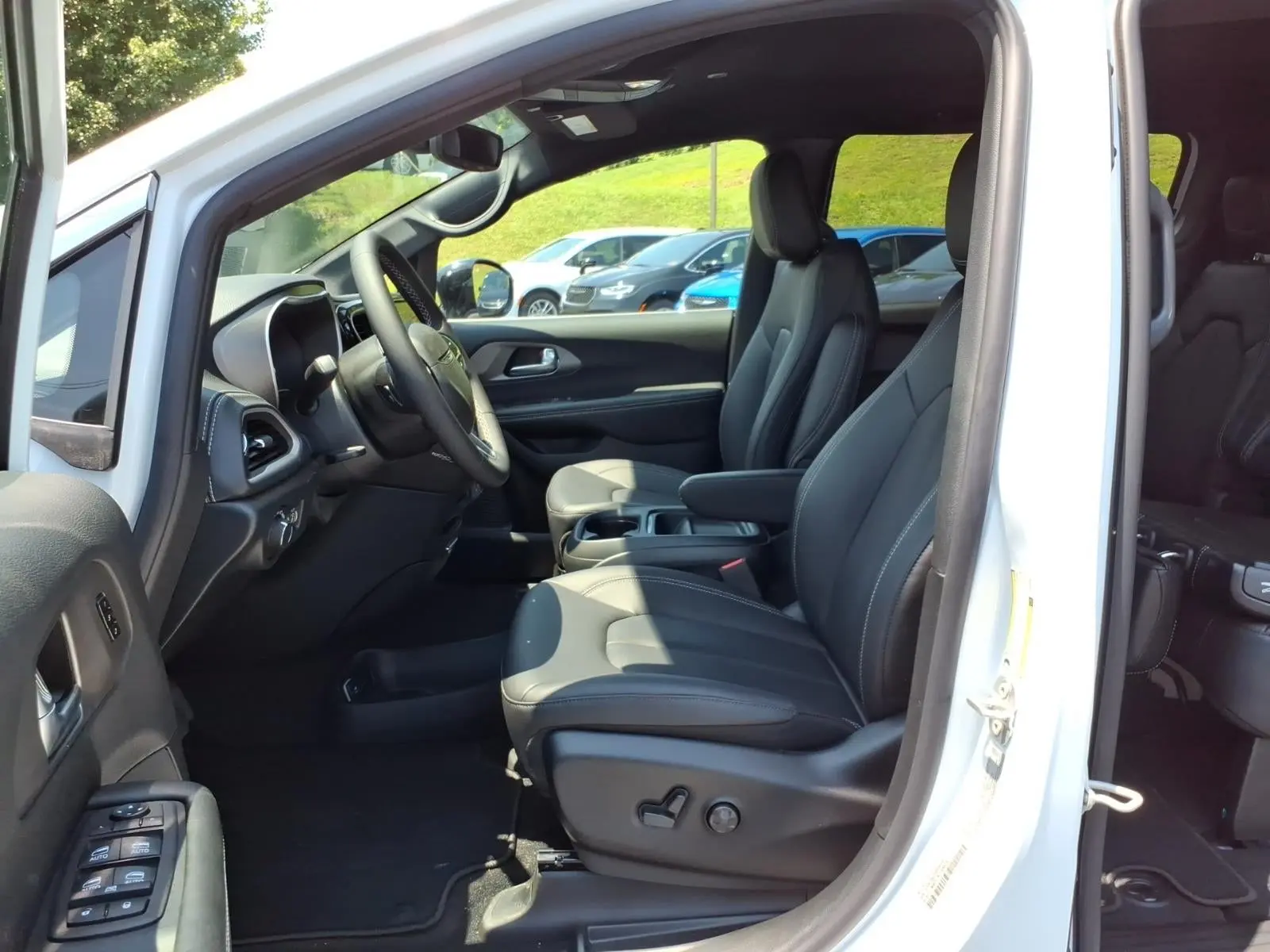 2027 Chrysler Pacifica Select AWD photo 4