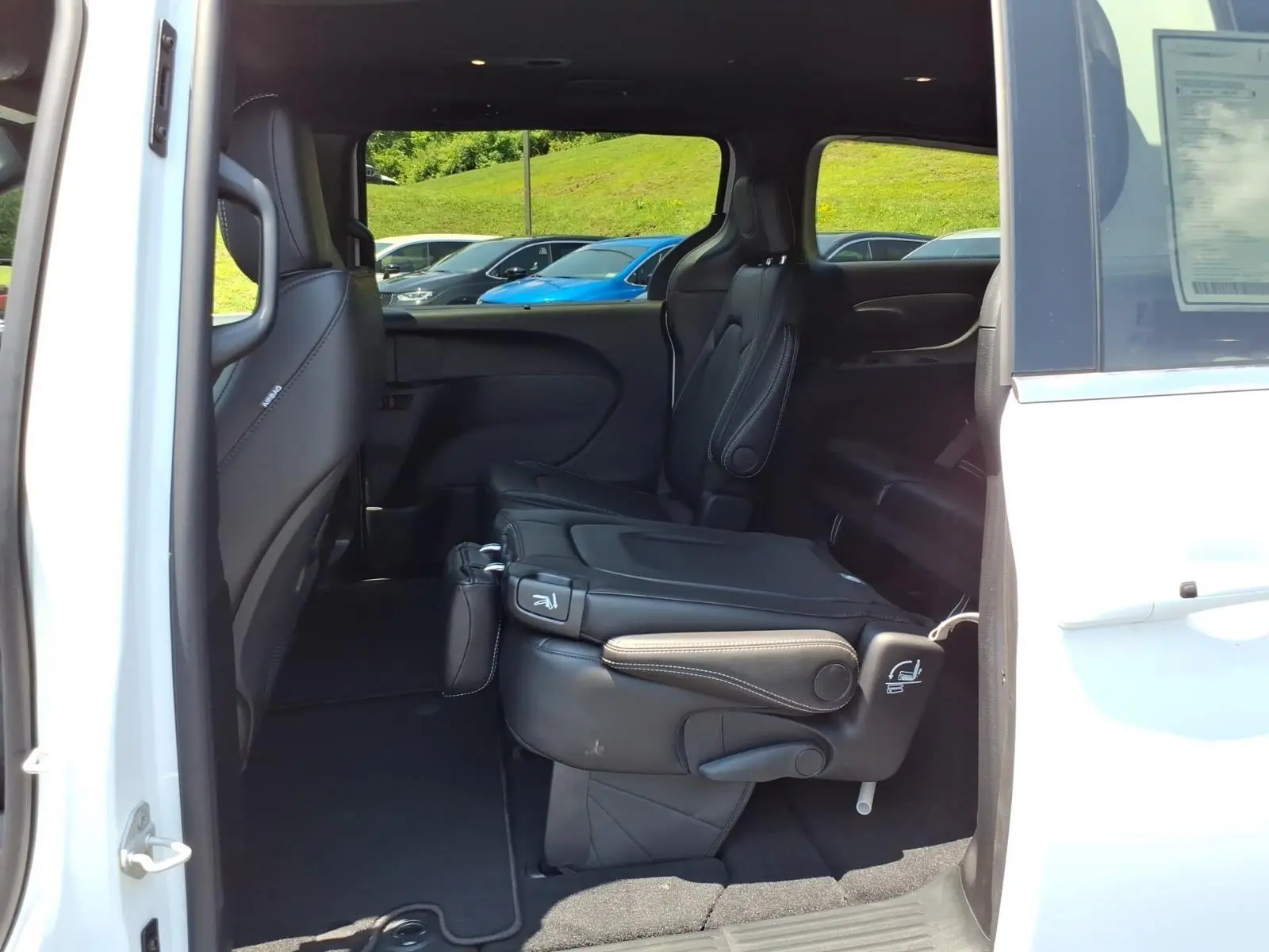 2027 Chrysler Pacifica Select AWD photo 5