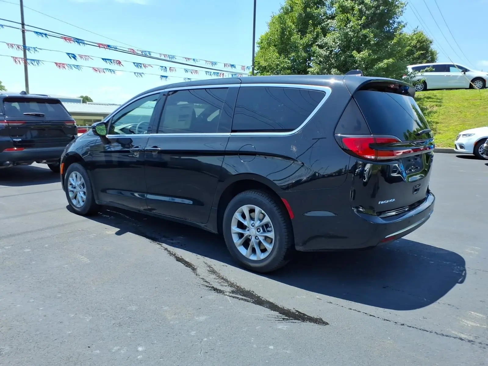 2027 Chrysler Pacifica Select AWD photo 3