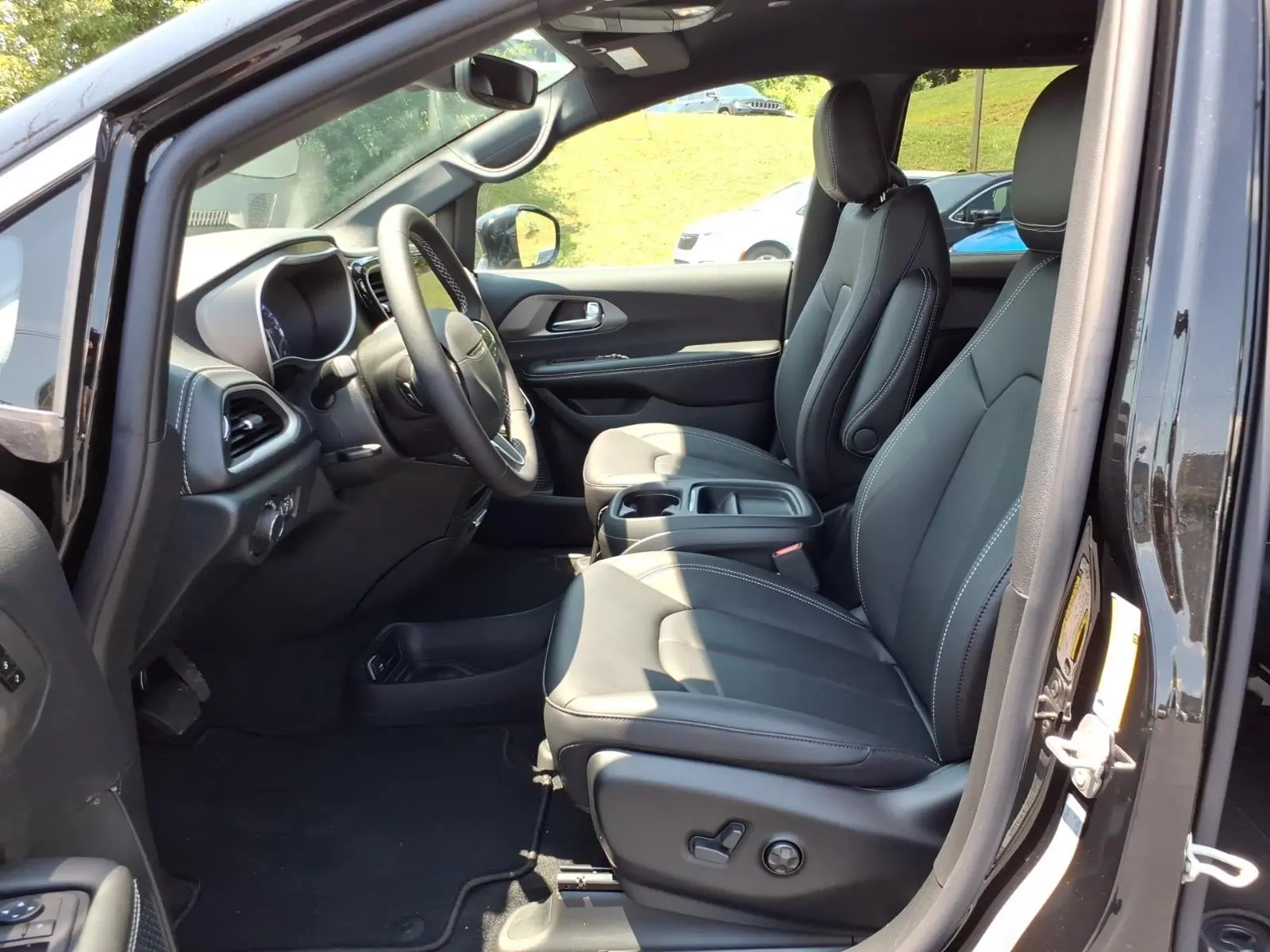 2027 Chrysler Pacifica Select AWD photo 4