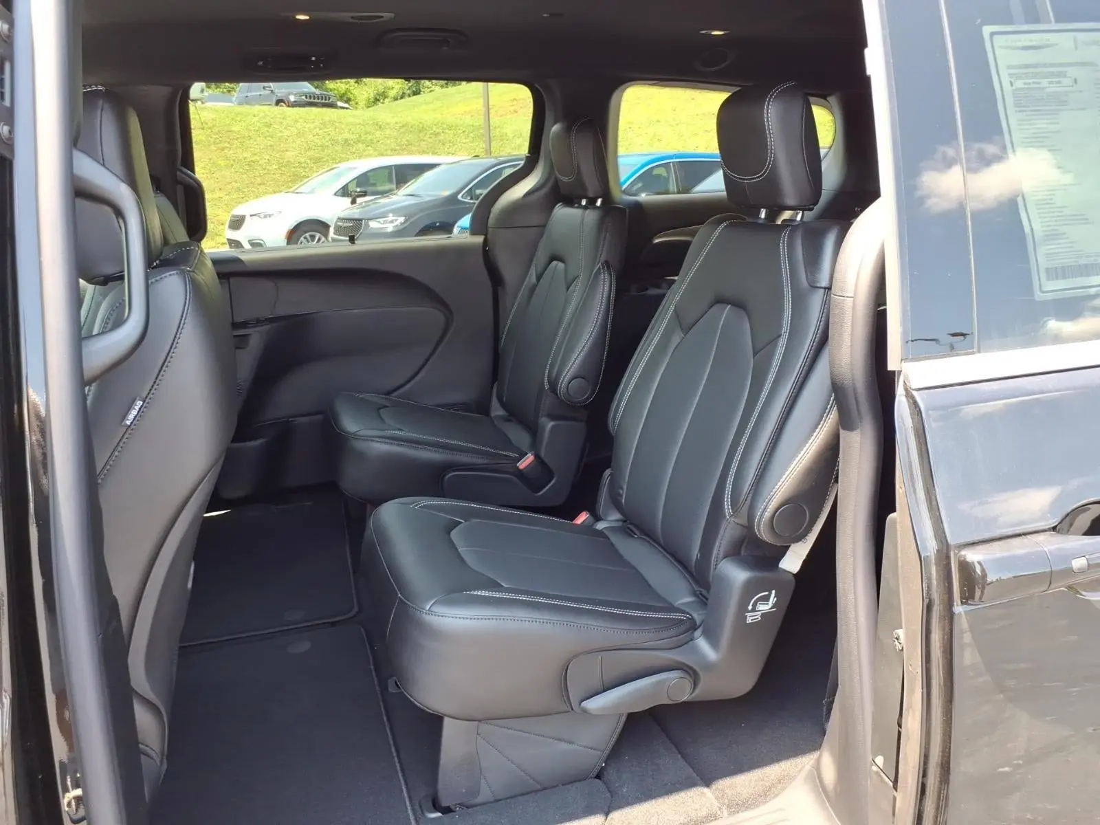 2027 Chrysler Pacifica Select AWD photo 5
