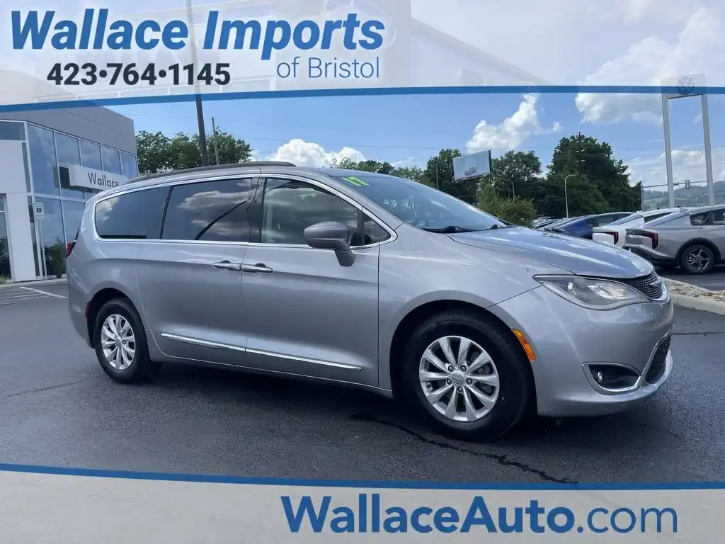 2017 Chrysler Pacifica Touring-L's photo