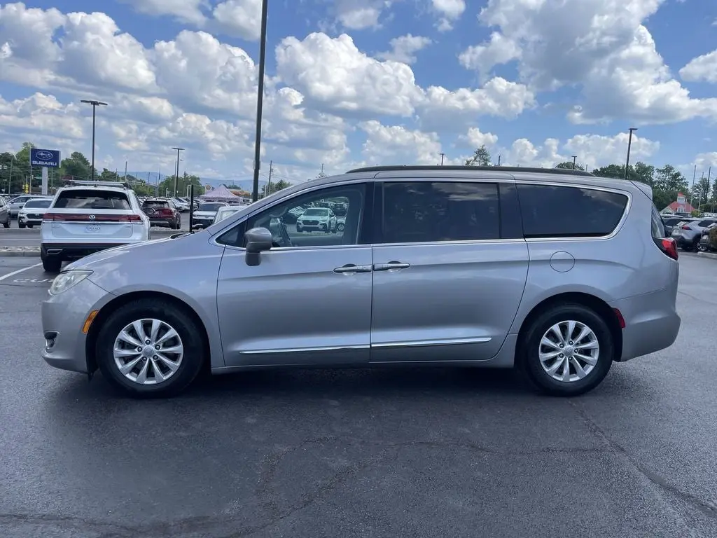 2017 Chrysler Pacifica Touring-L photo 3