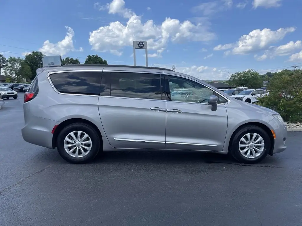 2017 Chrysler Pacifica Touring-L photo 4