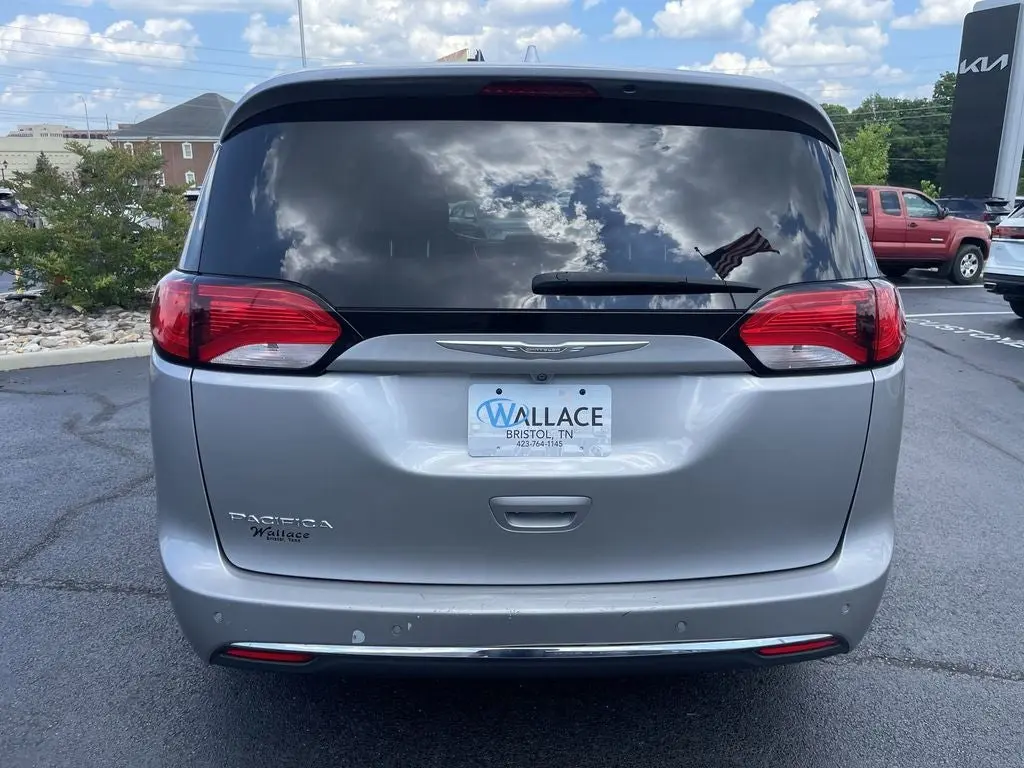 2017 Chrysler Pacifica Touring-L photo 5