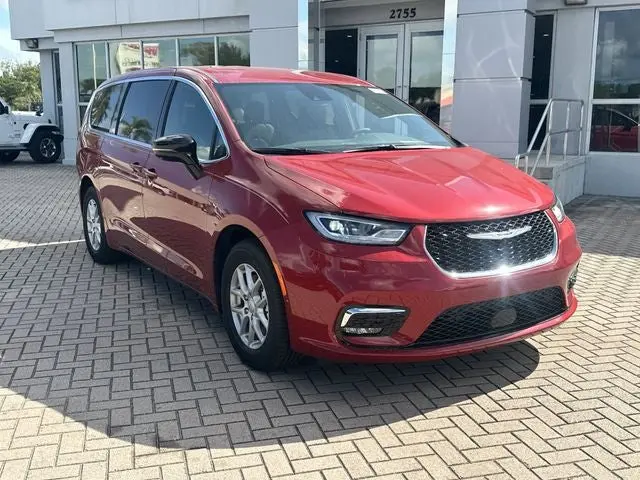 2026 Chrysler Pacifica Select photo 5