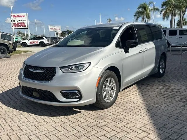 2026 Chrysler Pacifica Select photo 3