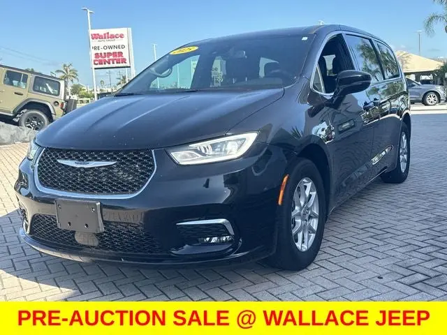 2025 Chrysler Pacifica Select photo 3