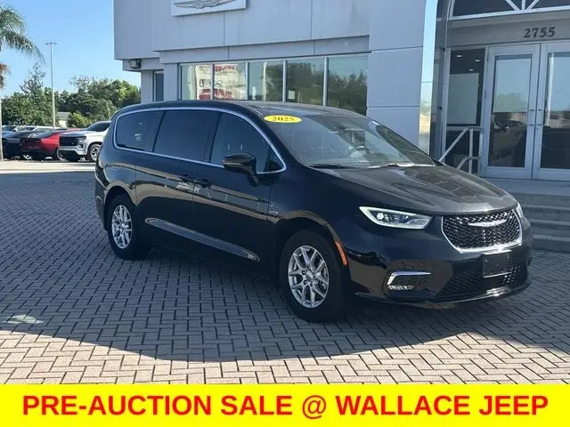 2025 Chrysler Pacifica Select photo 5