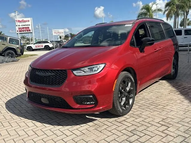 2026 Chrysler Pacifica Select photo 3