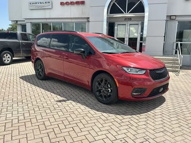 2026 Chrysler Pacifica Select photo 4