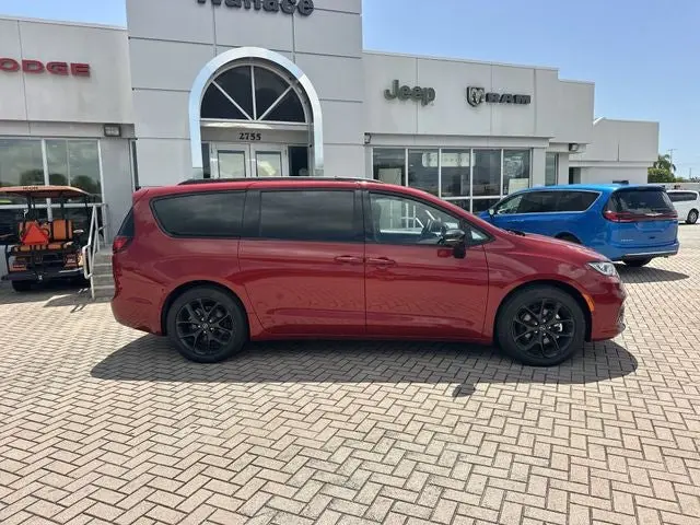 2026 Chrysler Pacifica Select photo 5