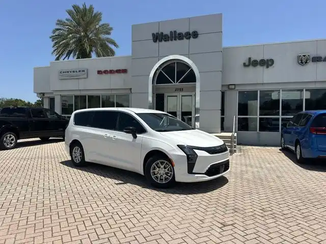 2027 Chrysler Pacifica Select's photo