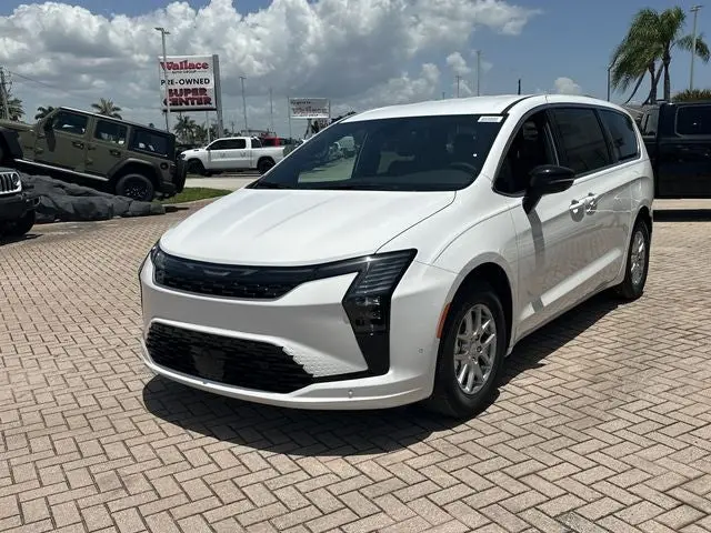 2027 Chrysler Pacifica Select photo 3