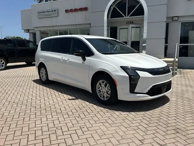 2027 Chrysler Pacifica Select photo 5