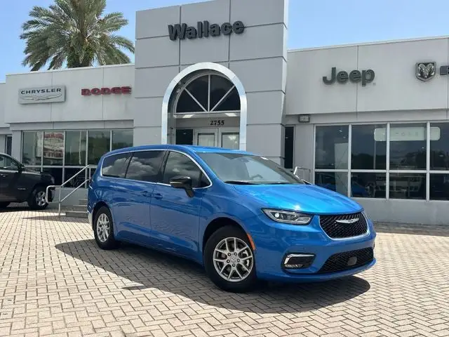 2026 Chrysler Pacifica Select photo 1