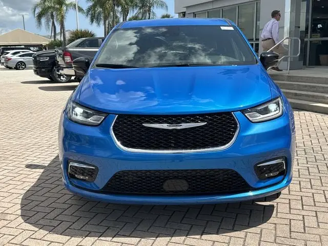 2026 Chrysler Pacifica Select photo 3