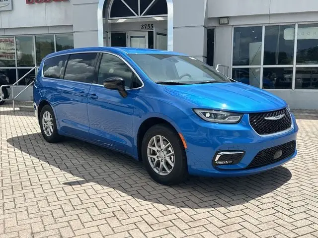 2026 Chrysler Pacifica Select photo 4