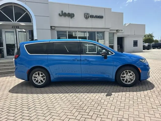 2026 Chrysler Pacifica Select photo 5