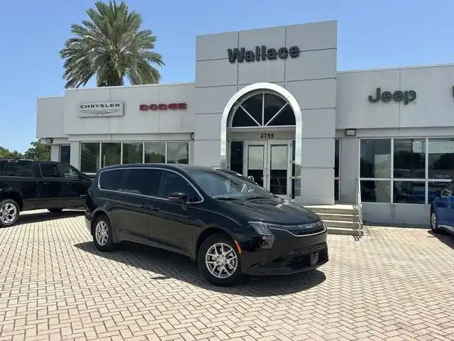 2027 Chrysler Pacifica Select's photo