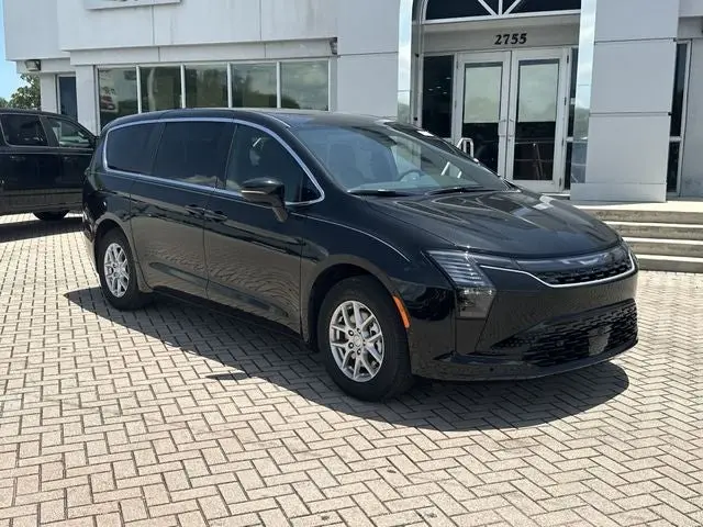 2027 Chrysler Pacifica Select photo 5