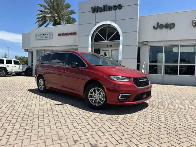 2026 Chrysler Pacifica Select's photo