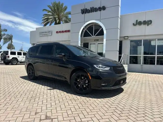 2026 Chrysler Pacifica Select's photo