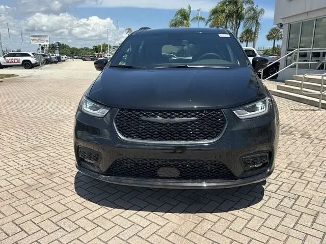 2026 Chrysler Pacifica Select photo 3