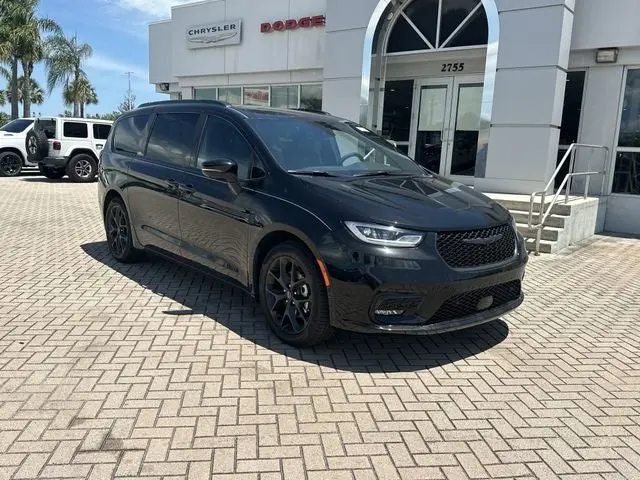 2026 Chrysler Pacifica Select photo 4