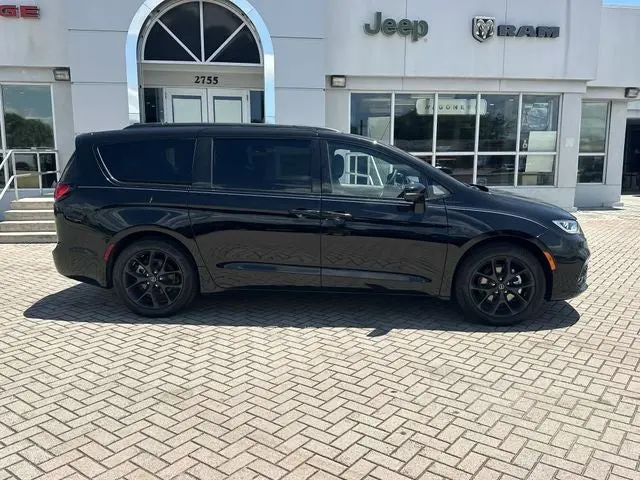 2026 Chrysler Pacifica Select photo 5